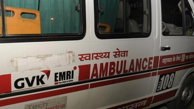 Ambulance drivers and emergency medical technicians (EMTs) who provide pre-hospital care to patients are accusing the organisation of not paying them enough for the long hours they keep. (HT File) Ambulance drivers and emergency medical technicians (EMTs) who provide pre-hospital care to patients are accusing the organisation of not paying them enough for the long hours they keep. (HT File)