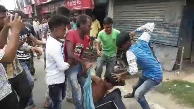 A mob in West Bengal’s Malda attacking a man on June 22. Police rescued him and admitted him to hospital.(HT Photo)