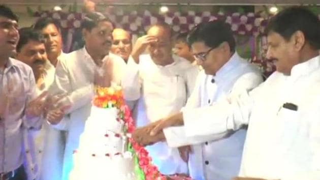 Samajwadi Party leader Shivpal Singh Yadav with party national general secretary Ramgopal Yadav on his birthday on Thursday.(ANI/Twitter)