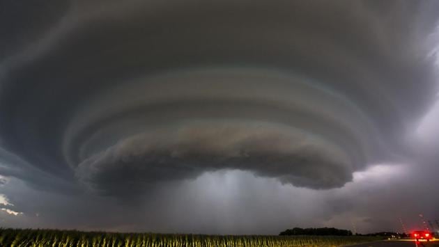 A severe thunderstorm makes its way towards Wichita, Kansas. (Travis Heying / The Wichita Eagle via AP) 