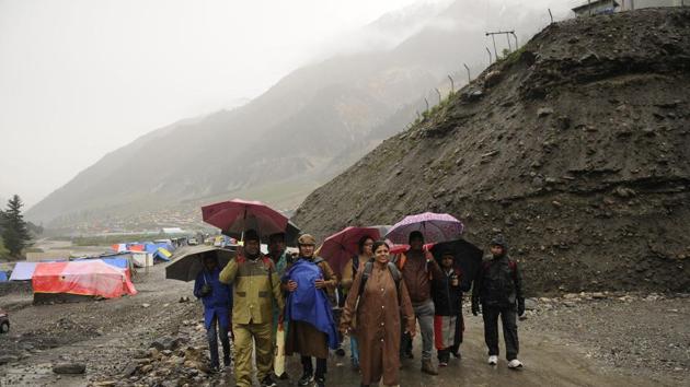 Around three hundred pilgrims returned from Chandenwari, some 15 km from Pahalgam, as they were not able to cross Chandenwari within the stipulated time because of bad weather.(HT FILE PHOTO) Around three hundred pilgrims returned from Chandenwari, some 15 km from Pahalgam, as they were not able to cross Chandenwari within the stipulated time because of bad weather.(HT FILE PHOTO)