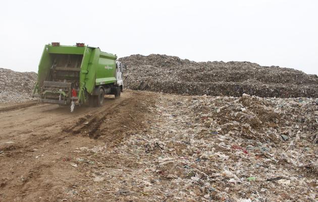 A major fire in 2013 caused the waste management plant at Bandhwari to become defunct.(HT PHOTO)