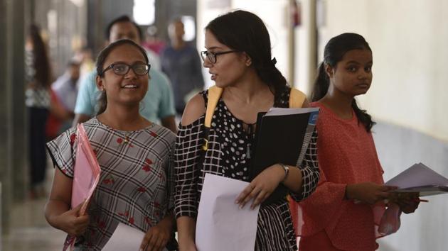 Delhi University aspirants fill their admission forms for the new academic session 2018-19 at Daulat Ram College in New Delhi on Wednesday.(Sanchit Khanna/HT Photo)