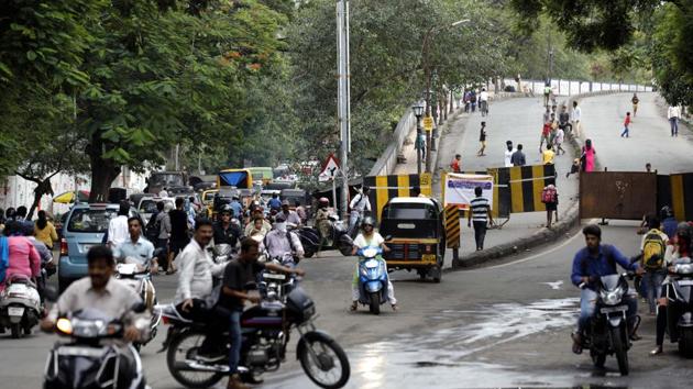 Closing of the bridge near Neelayam talkies resulted in a traffic jam in the area. Meanwhile, children are busy playing on the bridge as motorists rake diversions on seeing the barricades.(Rahul Raut/HT PHOTO)