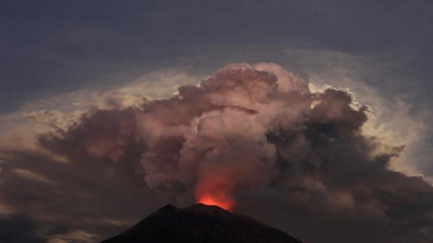 Bali’s Mount Agung volcano active again, spits ash 2,000 metres in sky ...