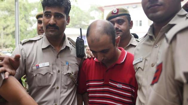 Army Major Nikhil Rai Handa being taken to be produced at Patiala Court after his arrest in relation with the alleged murder of a fellow army Major's wife, in New Delhi on June 25, 2018. (Vipin Kumar/HT Photo) Army Major Nikhil Rai Handa being taken to be produced at Patiala Court after his arrest in relation with the alleged murder of a fellow army Major's wife, in New Delhi on June 25, 2018. (Vipin Kumar/HT Photo)
