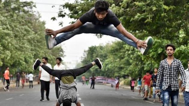 People have fun during Raahgiri at Gurgaon’s Sushant Lok on Sunday, May 28, 2017.(Sanjeev Verma/HT File)