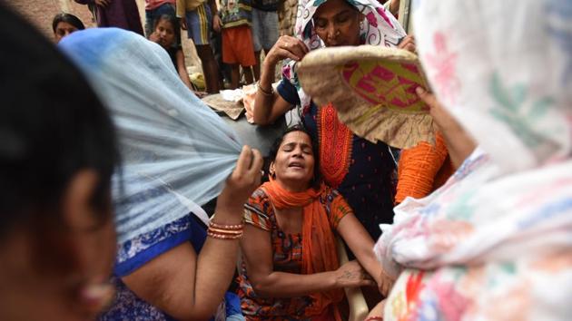 Suman Bhadana mourns the death of her husband Krishan Bhadana, in Sangam Vihar on June 15, 2018. Bhadana, brother of a BJP councillor, was shot dead after a tiff over laying water pipelines in the area. (Anushree Fadnavis / HT Photo)