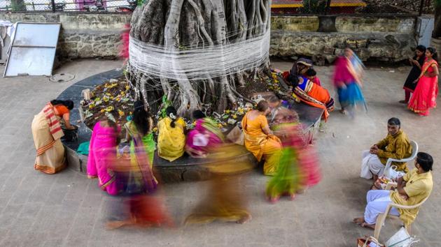 Women tie threads around a Banyan tree in Omkareshwar Temple on the occasion of ‘Vat Pournima’ in Pune on June 27, 2018. (Sanket Wankhade / HT photo) Women tie threads around a Banyan tree in Omkareshwar Temple on the occasion of ‘Vat Pournima’ in Pune on June 27, 2018. (Sanket Wankhade / HT photo)