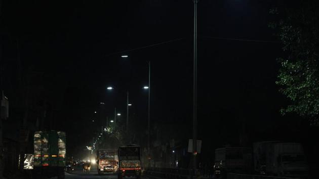 Work on installing streetlights has started at Gurugram’s Sector 10, Baldev Nagar, Jyoti Park, Madan Colony and New Colony.(Yogendra Kumar/HT PHOTO)