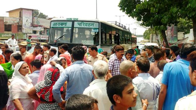 Residents of Modi Nagar protesting in front of the police station on Friday morning. (HT Photo) Residents of Modi Nagar protesting in front of the police station on Friday morning. (HT Photo)