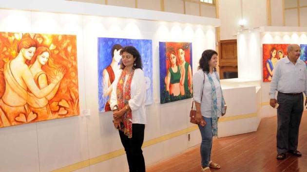 Visitors at an art exhibition in Ranchi on Monday, June 25, 2018.(Diwakar Prasad/ Hindustan Times)