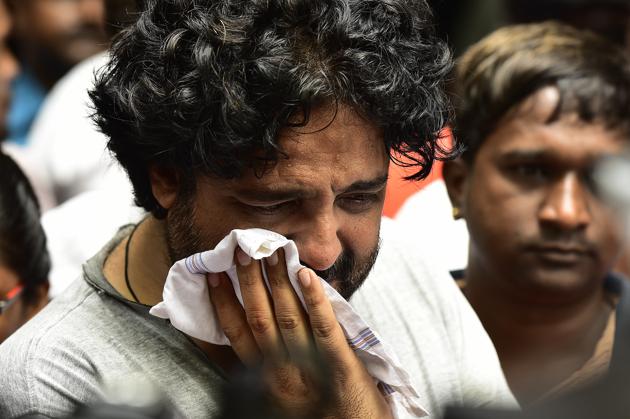 Prabhat Kathuria, the husband of one of the victims, Marya Zuberi, breaks down at Rajawadi Hospital. (Vijayanand Gupta/HT Photo) Prabhat Kathuria, the husband of one of the victims, Marya Zuberi, breaks down at Rajawadi Hospital. (Vijayanand Gupta/HT Photo)