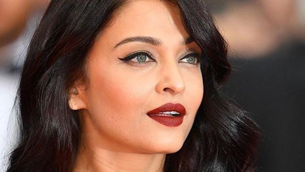 Aishwarya Rai Bachchan is absolutely breathtaking in her gold saree. See pics below. (Instagram)