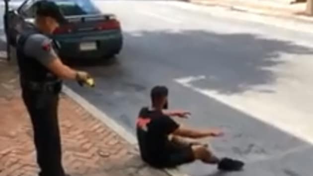 Viral Video Shows Us Cop Using Taser Gun On Unarmed Man Sitting On Sidewalk World News 1759