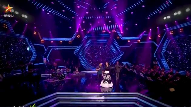 Bigg Boss 2 Tamil, episode 15: Kamal Haasan and Shruti Haasan sing Naanagiya for the audience. Bigg Boss 2 Tamil, episode 15: Kamal Haasan and Shruti Haasan sing Naanagiya for the audience.
