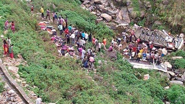 At least 48 people died and 11 injured when an overcrowded bus fell into a gorge near Gueen village in Pauri district on Sunday.(HT Photo)