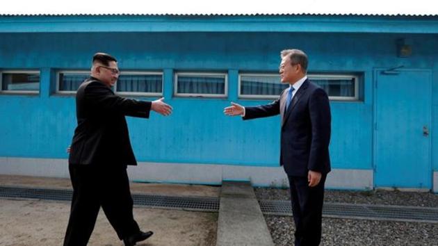 South Korean President Moon Jae-in and North Korean leader Kim Jong Un (L) are about to shake hands on their first ever meeting at the truce village of Panmunjom inside the demilitarized zone separating the two Koreas, South Korea, April 27, 2018. (REUTERS File Photo)