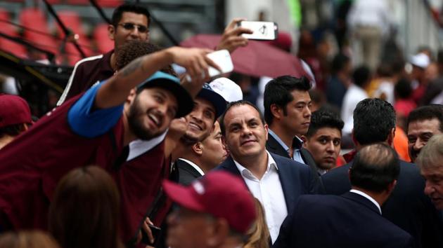 Supporters of Mexican presidential candidate Andres Manuel Lopez Obrador take selfies with former soccer player and candidate for Governor of Morelos Cuauhtemoc Blanco (C), before Lopez Obrador’s closing campaign rally at the Azteca stadium, in Mexico City, Mexico on Wednesday.(REUTERS Photo)