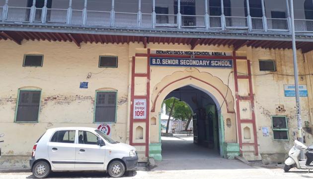 The facade of the Benarsi Dass High School in Ambala Cantonement. The institution has a strength of 550 students today.(HT Photo)