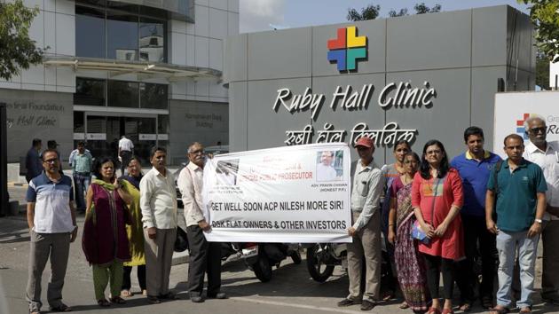 Flat investers and FD holders visited the Ruby Hall Clinic, Wanowrie in Pune on Sunday, to check on ACP More who was admitted due to stress-related ailment. ACP More is the investigating officer in the DSK case.(Rahul Raut/HT PHOTO)
