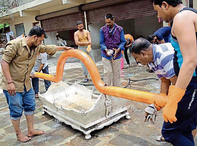 The palkhi rath of Sant Tukaram Maharaj for Ashadhi wari is being polished by authorities at Dehu temple on Monday. (HT Photo) The palkhi rath of Sant Tukaram Maharaj for Ashadhi wari is being polished by authorities at Dehu temple on Monday. (HT Photo)
