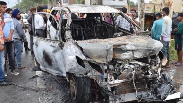 The Innova car caught fire on the Patiala-Rajpura road on Monday(HT Photo) The Innova car caught fire on the Patiala-Rajpura road on Monday(HT Photo)