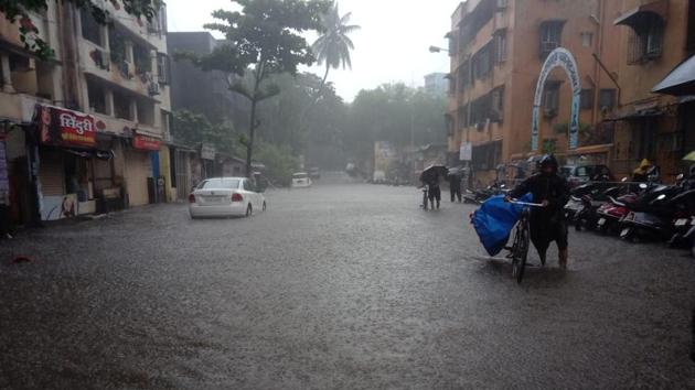 Waterlogging in Sion.(Kunal Patil/HT Photo)