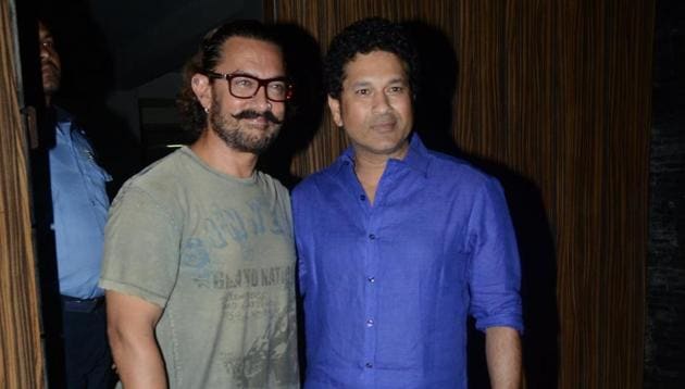 Aamir Khan and Sachin Tendulkar pose for the camera after the dinner party at the actor’s home on Monday.(Viral Bhayani)