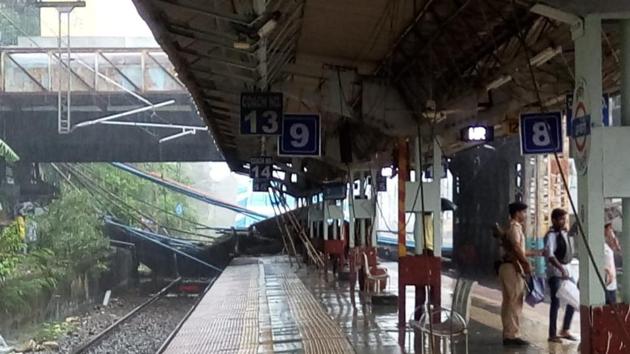 The bridge, which connects Andheri West and Andheri East, also damaged the overhead wire structures, hampering train services on Western and Suburban lines. (HT Photo)