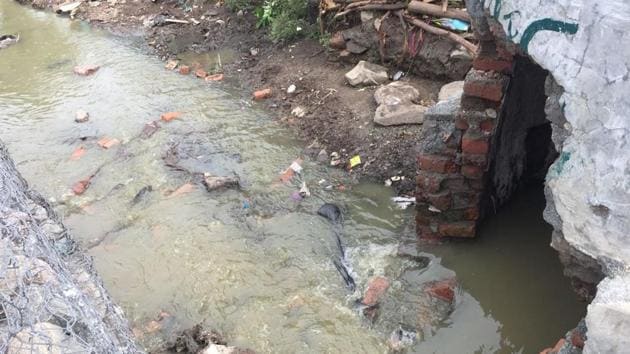 Also, PCMC has failed to repair vandalised drainage chambers carrying untreated sewage water towards the sewage treatment plant near Mula river in Sangvi.(HT PHOTO)