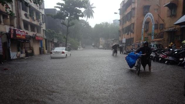 Waterlogging at Sion. Extra buses are being run between Andheri and Borival for the convenience of commuters, said Brihanmumbai Electric Supply and Transport (BEST). Train services are running with delays on several routes. (Kunal Patil / HT Photo)