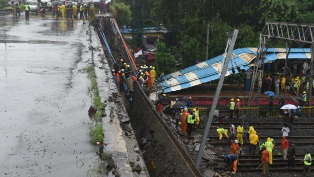 Restoration work underway at the site of the Andheri bridge collapse.(HT Photo)