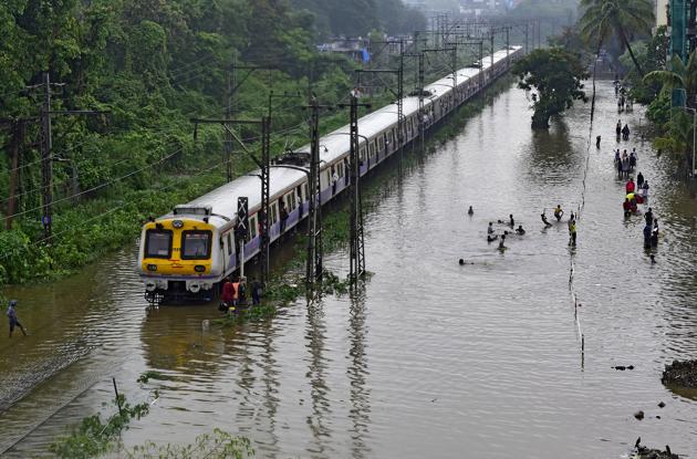Waterlogging on the railway track between Kurla and Tilaknagar after heavy rains in Mumbai, India, on Tuesday.(HT Photo)
