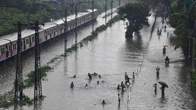 Water logging on railway track between Kurla and Tilaknagar after heavy rains in Mumbai on July 3.(HT Photo/Vijayanand Gupta/)