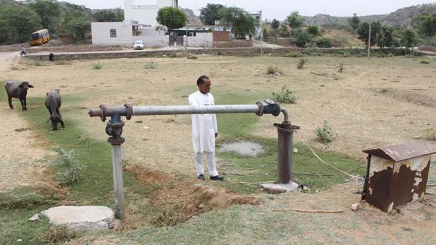 Chandaram Chaudhary, sarpanch of Manger village shows one of the last few borewells in the village. Soon after the survey, the Municipal Corporation of Gurugram conducted a screening camp in response to the public health scare. Of the 247 people tested, 27 were found to be suffering from hypertension and another six from diabetes mellitus. A subsequent press release dismissed any possibility of a cancer outbreak. (Yogendra Kumar / HT Photo)