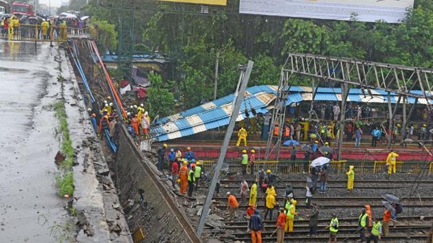 The Andheri bridge collapsed after heavy rains in Mumbai on Tuesday.(Satyabrata Tripathy/HT Photo)