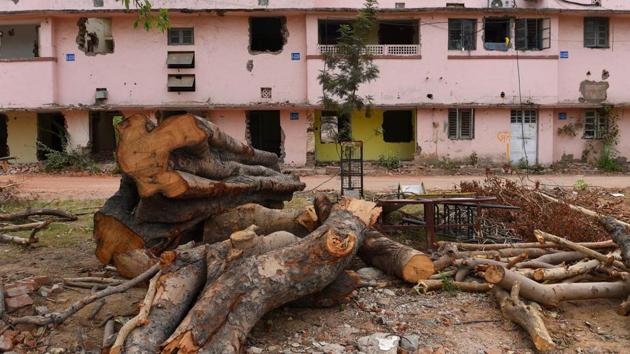 Trees felled for the redevelopment project at Netaji Nagar residential colony, in New Delhi.(Vipin Kumar/HT PHOTO)