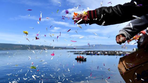 Relatives of missing passengers of a ferry that sank throws flowers into Lake Toba in Simalungun, North Sumatra, Indonesia July 3, 2018. (REUTERS) Relatives of missing passengers of a ferry that sank throws flowers into Lake Toba in Simalungun, North Sumatra, Indonesia July 3, 2018. (REUTERS)