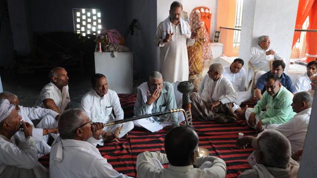 Residents of seven villages during a Mahapanchayat against the plant at Hanuman Temple in Bandhwari. The landfill has provided common ground to people across castes who have joined hands in protest against the landfill. Even though the removal of the garbage dump may not resolve the marriage squeeze which is largely due to the gender imbalance across the state, the locals firmly believe that it will. (Parveen Kumar / HT Photo)
