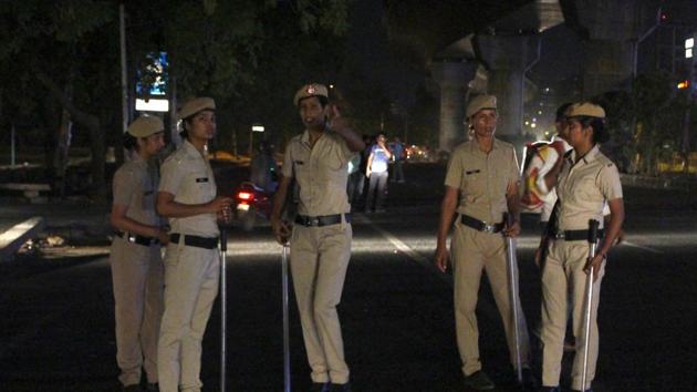 Women police personnel stand guard at a dark strech of road between MG Road and Sikanderpur metro stations. (Yogendra Kumar/HT PHOTO) Women police personnel stand guard at a dark strech of road between MG Road and Sikanderpur metro stations. (Yogendra Kumar/HT PHOTO)