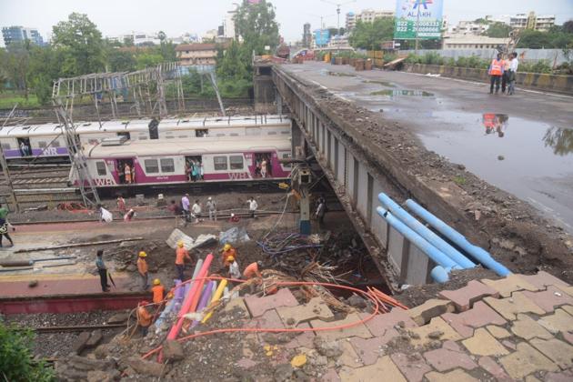 The last affected line, i.e. the south-bound slow line between Andheri and Vile Parle, was fixed around 1am on Wednesday.(Satyabrata Tripathy/HT Photo)