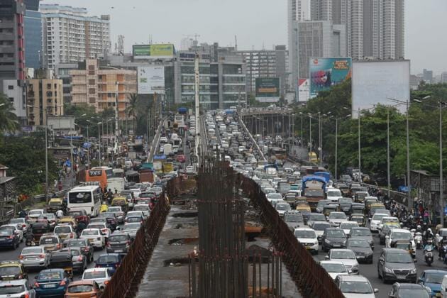 Traffic on the Western Express Highway on Wednesday morning.(Satyabrata Tripathy/HT Photo)