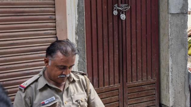 A policeman guards outside the house of Bhatia family in north Delhi’s Burari on Tuesday, July 3, 2018. Eleven members of the family were found dead on July 1, 2018.(PTI) A policeman guards outside the house of Bhatia family in north Delhi’s Burari on Tuesday, July 3, 2018. Eleven members of the family were found dead on July 1, 2018.(PTI)