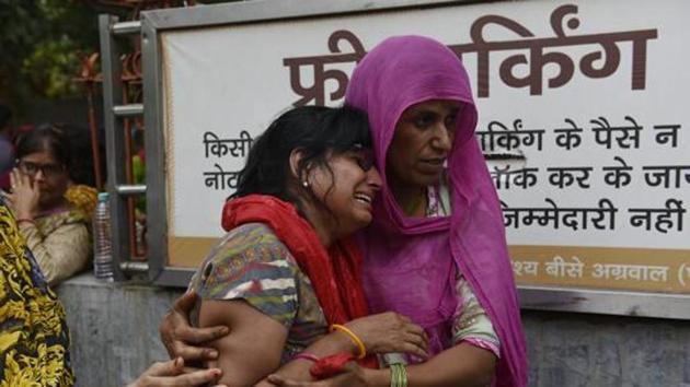 Relatives of the Bhatia family – 11 of whom were found dead at home – break down before the funeral, outside Nigam Bodh Ghat in New Delhi, on July 2, 2018.(Sanchit Khanna/HT Photo)