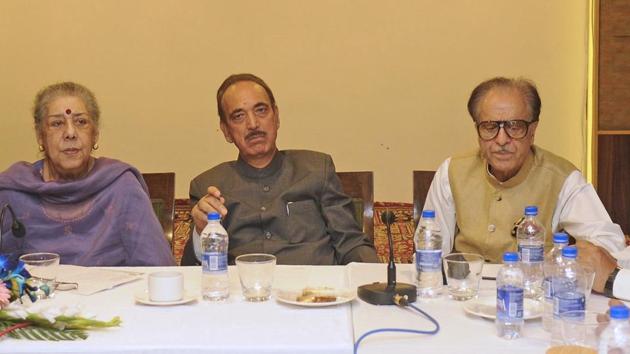 Ghulam Nabi Azad (middle) with other Congress leaders during a party meeting in Srinagar, Jammu and Kashmir.(Waseem Andrabi/HT Photo)