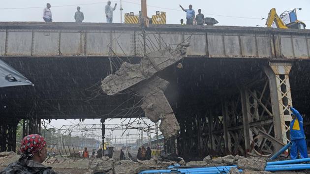 A portion of the bridge at Andheri came crashing down on Tuesday morning. (Satyabrata Tripathy/HT Photo) A portion of the bridge at Andheri came crashing down on Tuesday morning. (Satyabrata Tripathy/HT Photo)