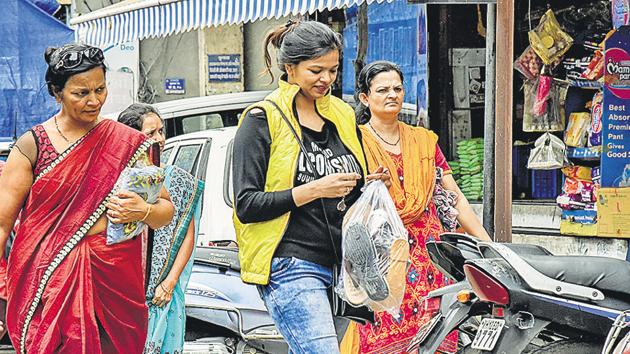 People use plastic bags near Tulshibaug market on Tuesday.(SANKET WANKHADE/HT PHOTO)