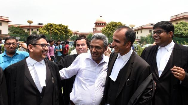 Delhi government’s advocate, Rahul Mehra (2R) with CM Arvind Kejriwal’s advisor Nagender Sharma (2L) and other lawyers celebrate after the verdict in the case between the Centre and Delhi government in which a five-judge bench of the Supreme Court unanimously held that Lt. Gov. Anil Baijal does not have independent decision making powers and is bound to act on the aid and advice of the Council of Ministers. (Sonu Mehta / HT Photo) Delhi government’s advocate, Rahul Mehra (2R) with CM Arvind Kejriwal’s advisor Nagender Sharma (2L) and other lawyers celebrate after the verdict in the case between the Centre and Delhi government in which a five-judge bench of the Supreme Court unanimously held that Lt. Gov. Anil Baijal does not have independent decision making powers and is bound to act on the aid and advice of the Council of Ministers. (Sonu Mehta / HT Photo)