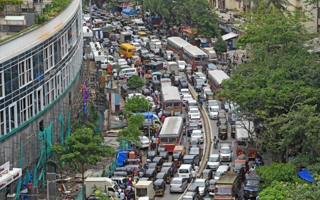 With the Gokhale Bridge shut at Andheri following its partial collapse, Sahar Road became a bottleneck for traffic moving between east and west parts of the suburb.(HT Photo)